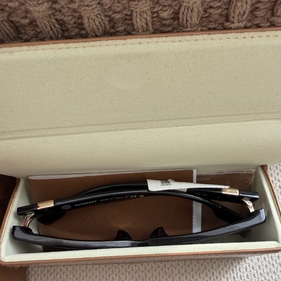Burberry Black Cat-Eye Sunglasses NWT - Picture 8 of 9